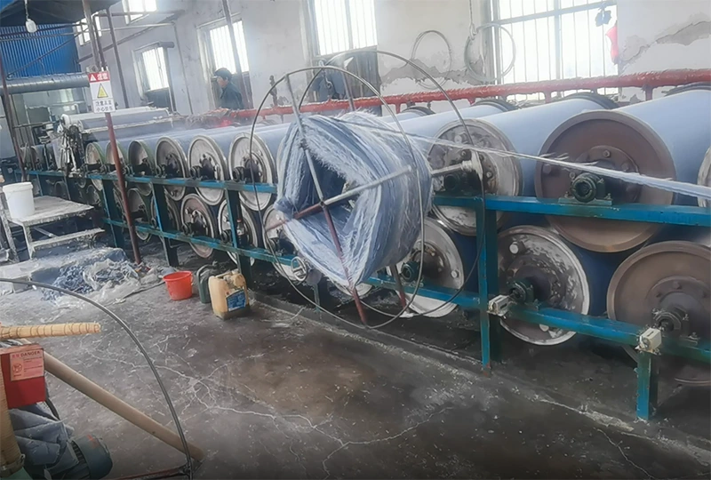 Equipo de tela no tejido de fibra de vidrio de tamaño mediano